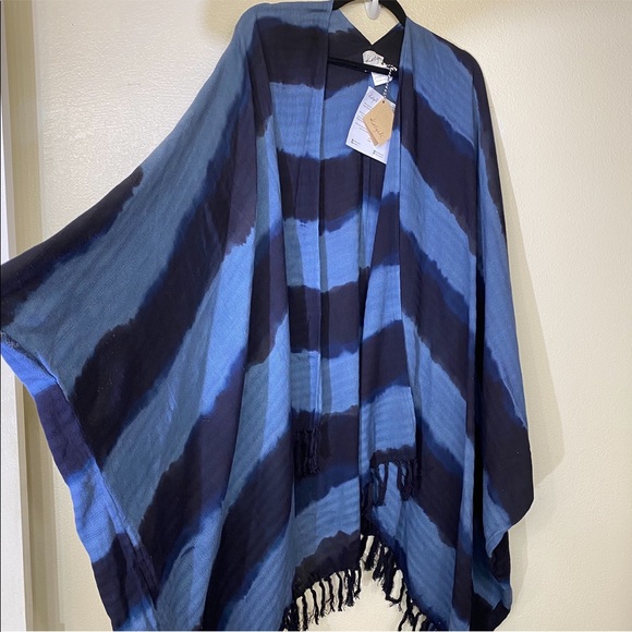 KETZALI MIDNIGHT UTZ PONCHO - Picture 6 of 8
